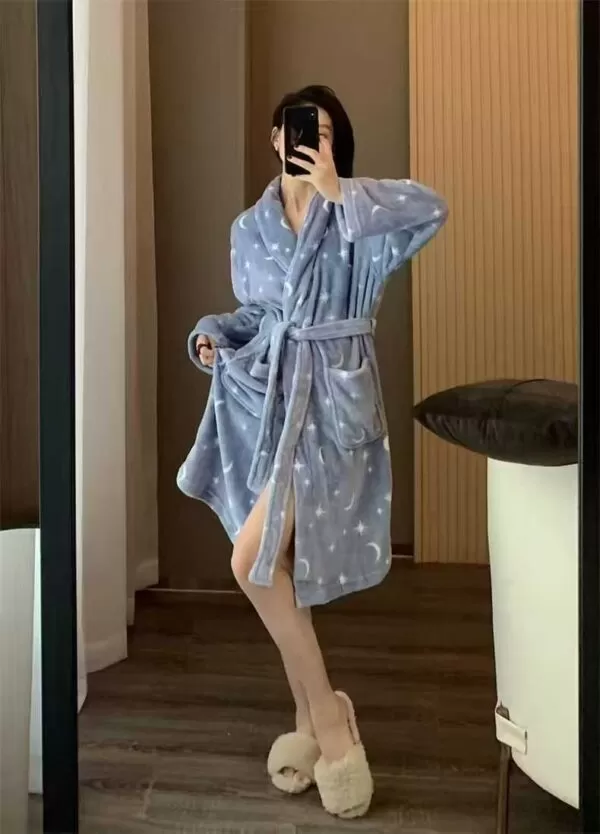 A total of six hundred blue women's nightgowns - Image 4