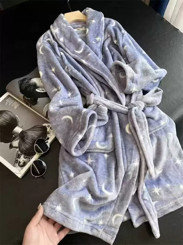 A total of six hundred blue women's nightgowns - Image 2