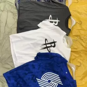 A total of 700 men's short-sleeved shirts