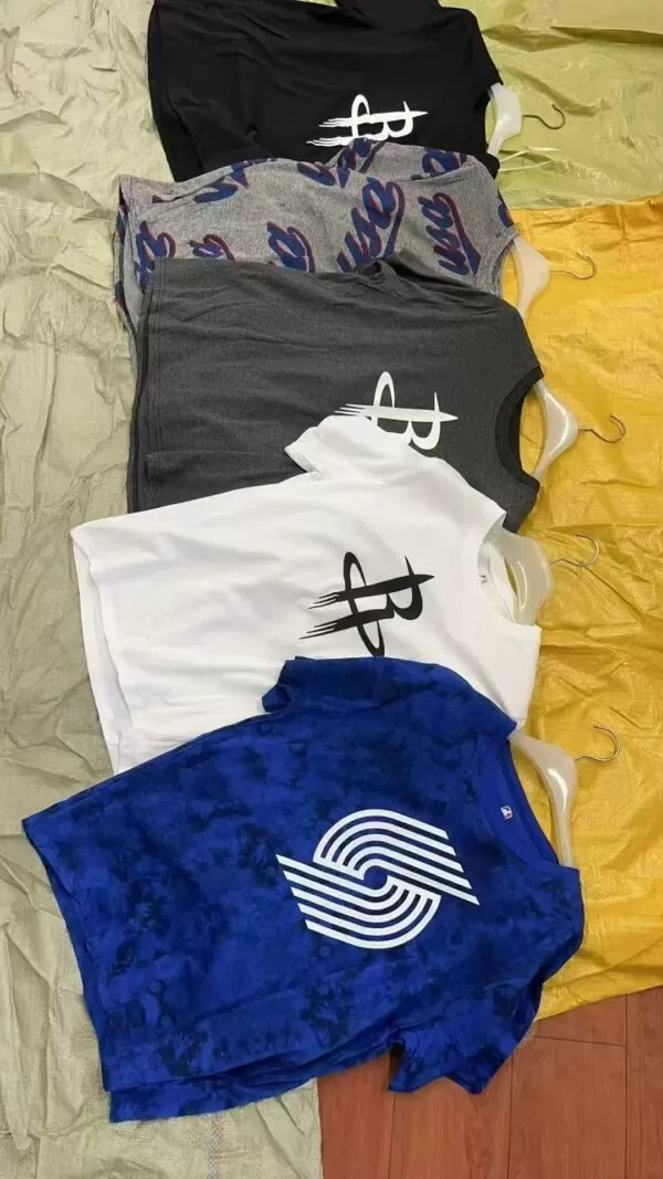 A total of 700 men's short-sleeved shirts